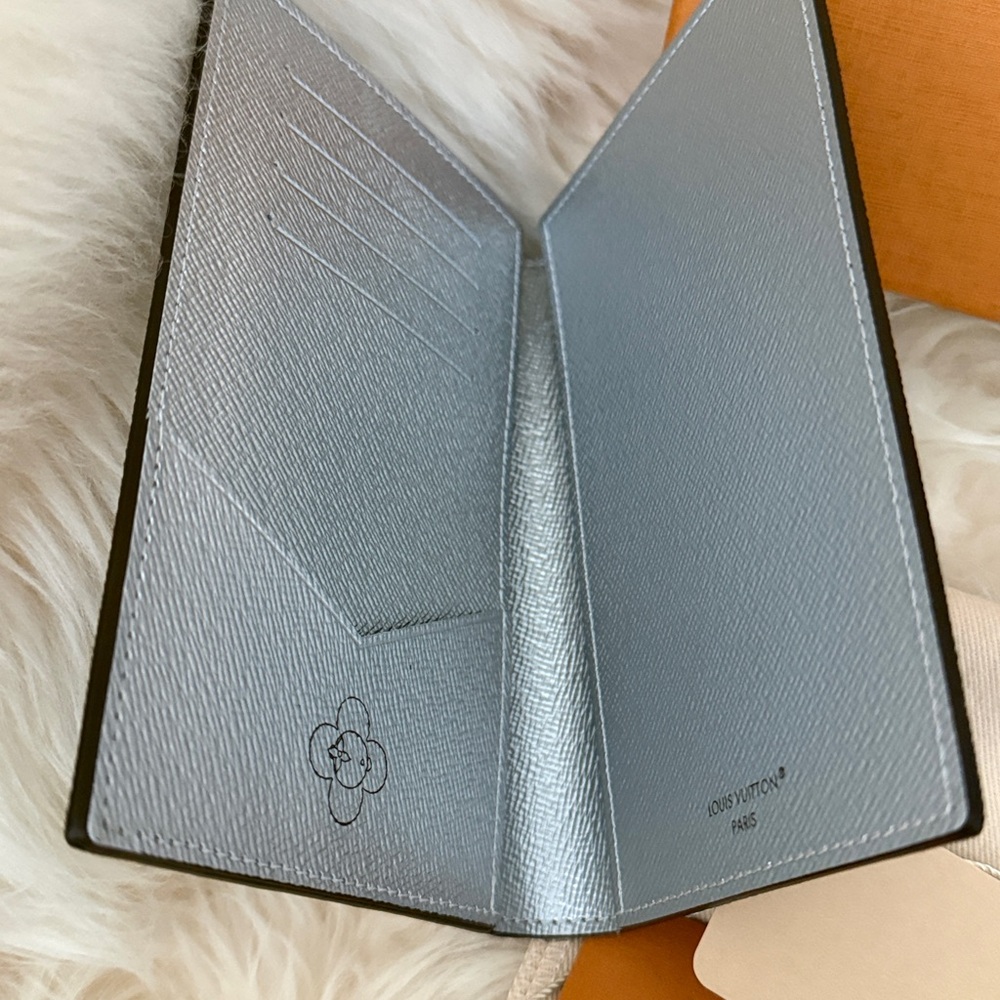Louis Vuitton LE New York City 57th Flagship Store Monogram Passport Holder NEW - Picture 5 of 7